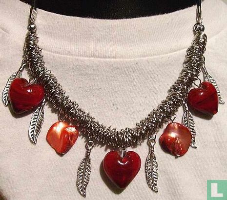 Halskette mit Herzanhänger rot