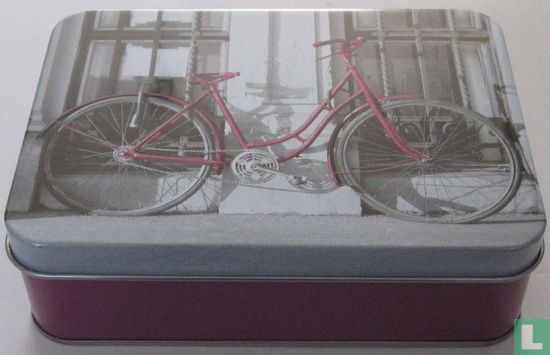 Lila fiets tegen muur/hekwerk - Bild 2