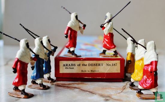 Arabs of the desert on foot - Image 3