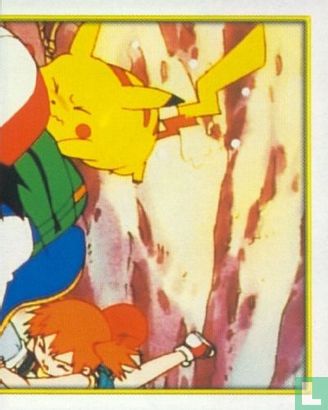 Ash, Pikachu en Misty hangen aan een rotswand