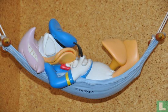Donald Duck in een hangmat