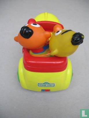 Bert en Ernie in auto - Image 2