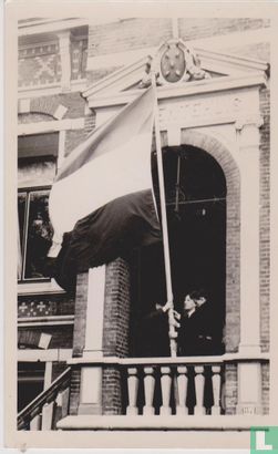 Vlag uit! Gemeentehuis Bussum 9 mei 1945 - Afbeelding 1