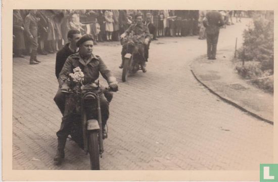 Canadese soldaten op legermotoren Bussum 1945 - Afbeelding 1