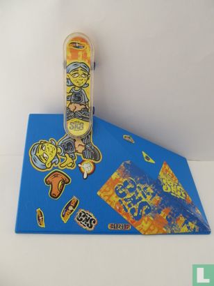 Toy skateboard with spine ramp
