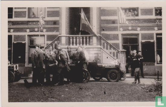 Canadezen met legerjeep voor Gemeentehuis Bussum 1945 - Afbeelding 1