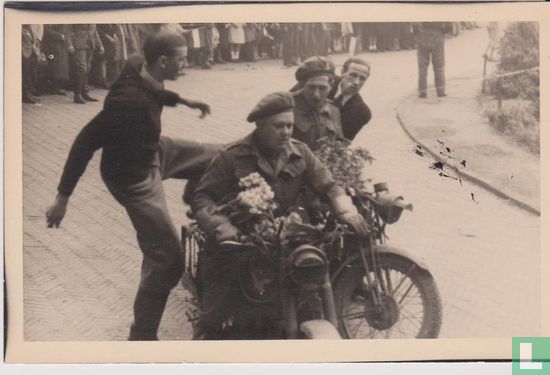 Nederlander stapt af van Canadese legermotor Bussum 1945 - Afbeelding 1