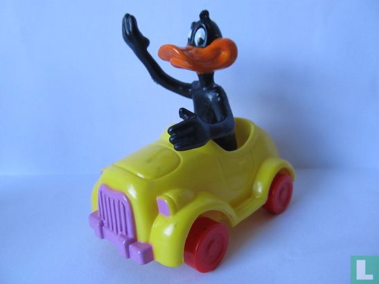 Daffy Duck in gele auto