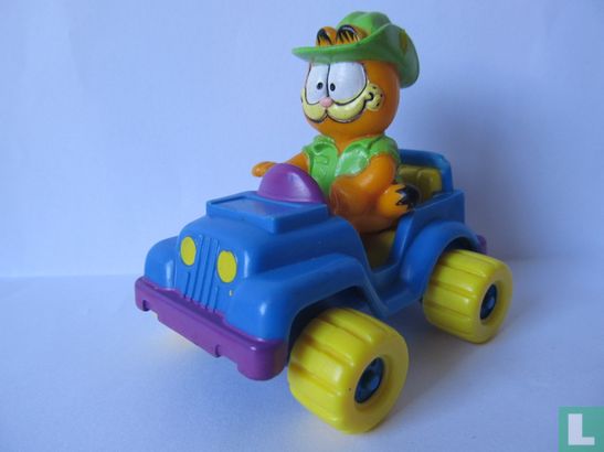 Garfield in blauwe jeep