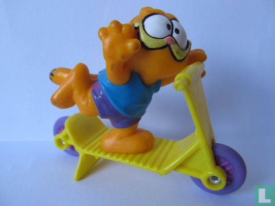Garfield on yellow scooter