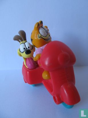 Garfield und Odie auf rotem Motor