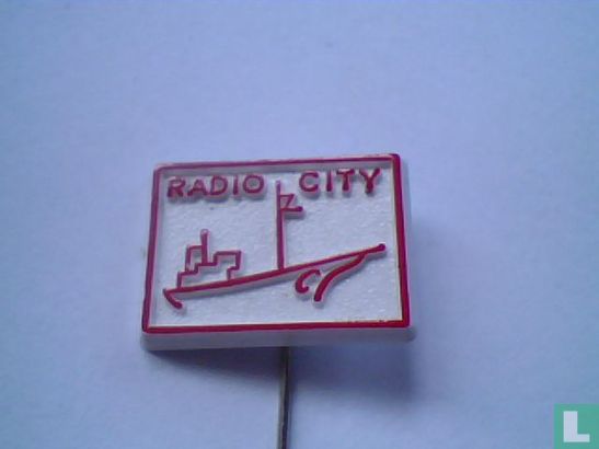 Radio City [rouge sur blanc]