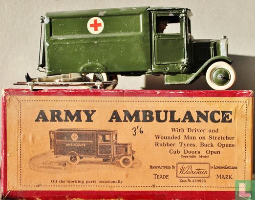 Army Ambulance 1st version, Motor type with driver,wounded man and stretcher - Afbeelding 1