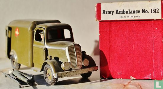 Army Ambulance 2nd version, engine type with driver, wounded man and stretcher - Image 2