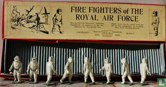 Feuerwehrleute von der Royal Air Force - Bild 2
