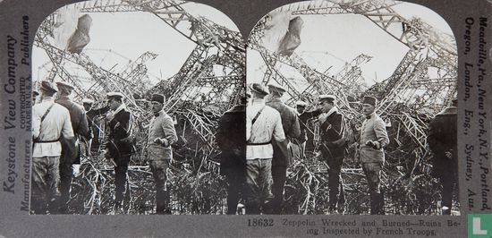 French troops inspecting a wrecked Zeppelin - Afbeelding 1