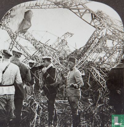 French troops inspecting a wrecked Zeppelin - Afbeelding 2