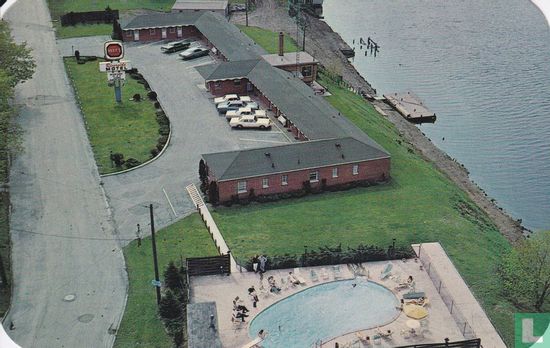 Riverside Motel old cars and swimming pool - Image 1