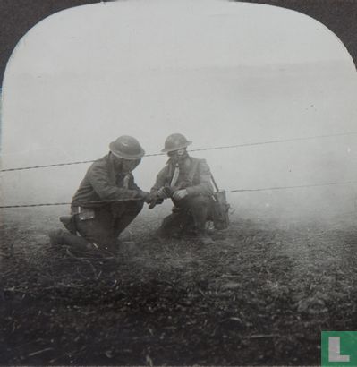 Repairing field telephone lines during a gas attack at the front - Bild 2