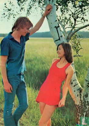 Jong stel blauw shirt rood jurkje bij boom - Image 1