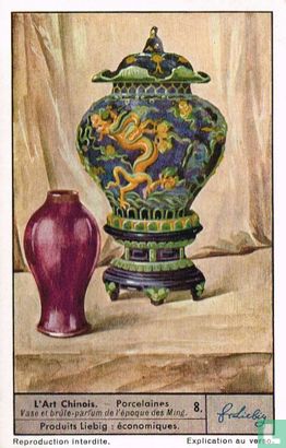 Porcelaines. Vase et brûle-parfum de l'époque des Ming