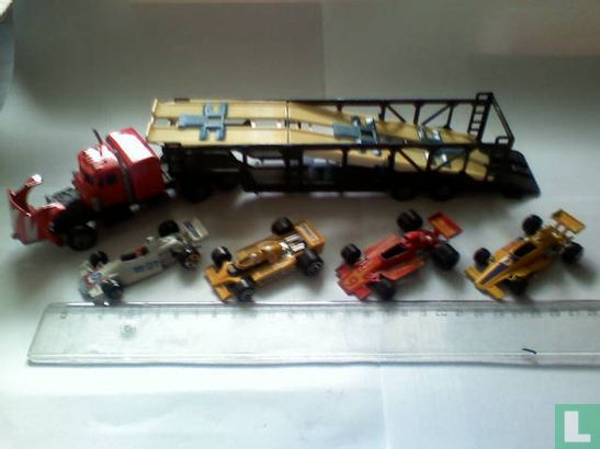 MACK autotransporter met 4 formule 1 raceauto's - Afbeelding 2