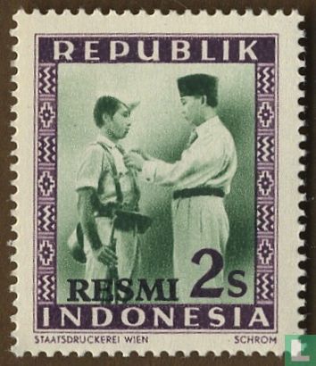 Sukarno dekoriert Soldaten, mit Aufdruck