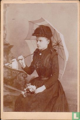 Jonge vrouw poserend met parasol - Image 1