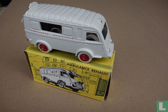 Renault 1000 kgs Ambulance - Image 2