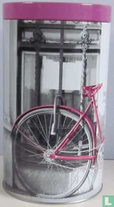 Lila fiets tegen muur/hekwerk - Image 1