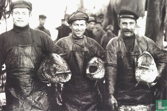 Norwegian Museum Authority 'Fishermen with codfish, Lofotfiske region, 1910 - Afbeelding 1