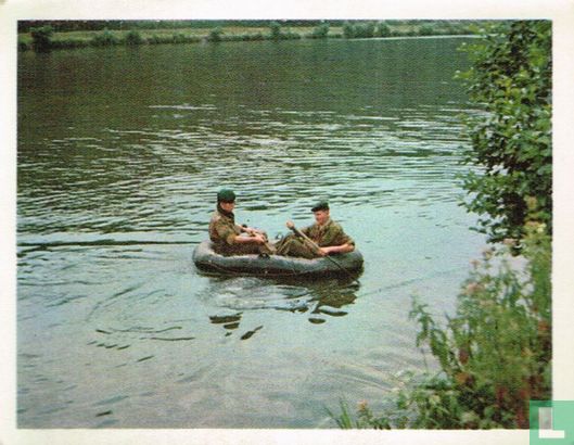 Om rivieren over te steken, is de pneumatische boot een ideaal middel - Image 1