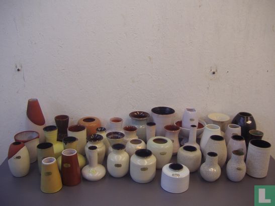 Schöne große Gruppe von Vasen in verschiedenen Designs und Farben 41 Stück.  - Bild 1