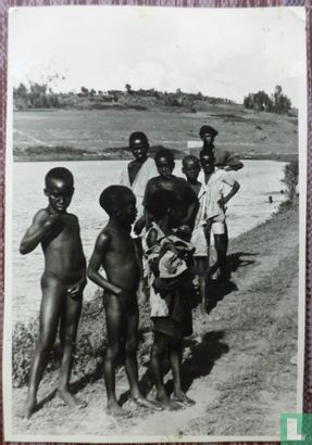 Belgisch Kongo . Congolese Kinderen bij Rivier