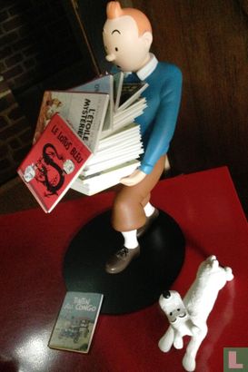 Tintin tenant les albums
