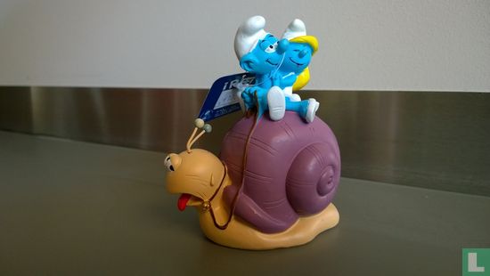 Smurf en Smurfin op slak spaarpot - Afbeelding 1