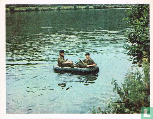 Om rivieren over te steken, is de pneumatische boot een ideaal middel... - Image 1