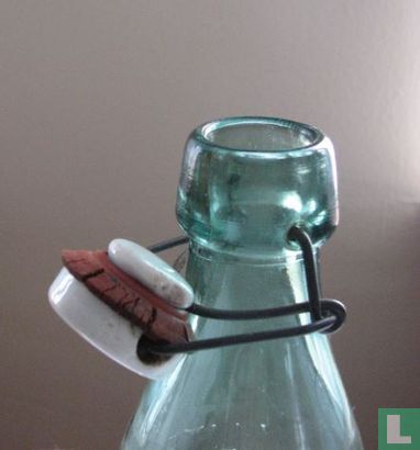 Glazen fles met porceleinen stop en klem - Afbeelding 2