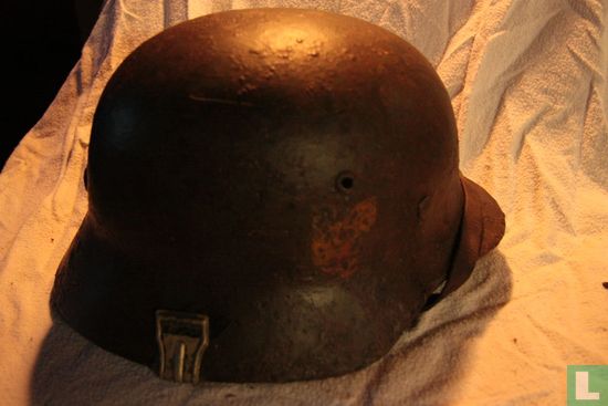 Duitse helm met decals WO2 - Image 1