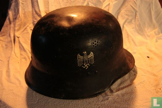 Duitse helm met decals - Image 2