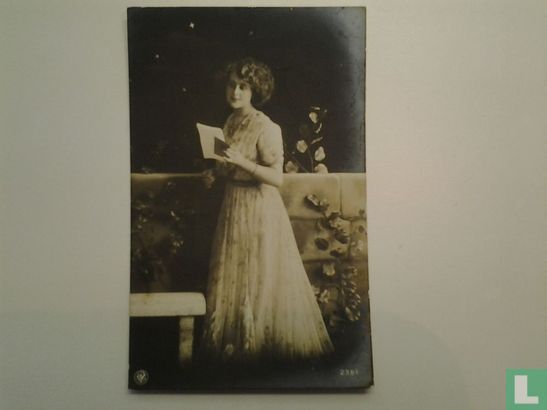 Fantasiekaart , jonge vrouw met brief. - Bild 1