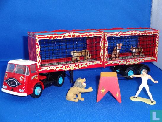ERF KV Artic with Cages, Lions, Tigers, Redestal & Tamer Chipperfield's circus - Afbeelding 1