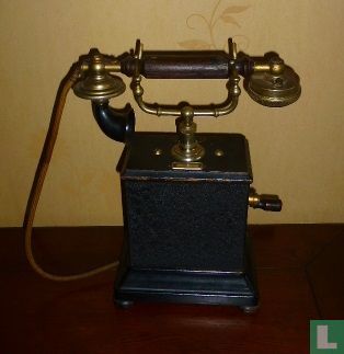 Antieke telefoon met slinger - begin 20e eeuw - L.M. Ericsson - Afbeelding 1