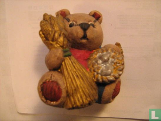 Bear with corn and a basket - Image 1