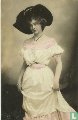 Dame met hoed en wit-roze jurk