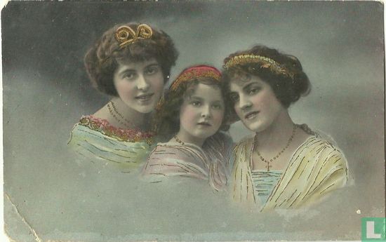 Drie vrouwen met hoofdsieraad