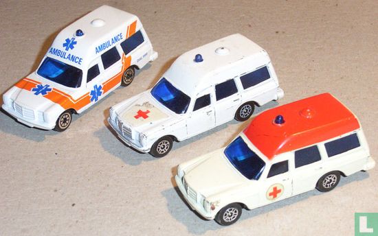 Mercedes 220D Binz Ambulance - Afbeelding 2