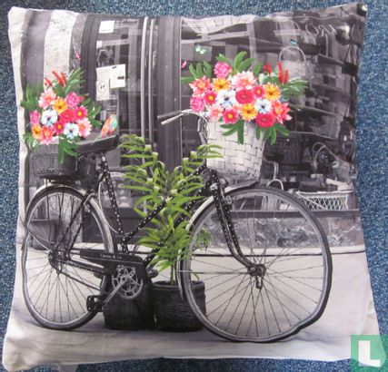 Gestipte fiets met bloemen