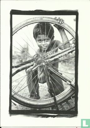 Untitled ( jongen achter fietswiel)  - Afbeelding 1