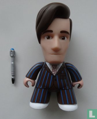 11th Doctor in 10th Clothes Titans Vinyl Figure - Afbeelding 1